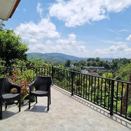 Squirrel'S Nest Hotel Kandy Exterior photo