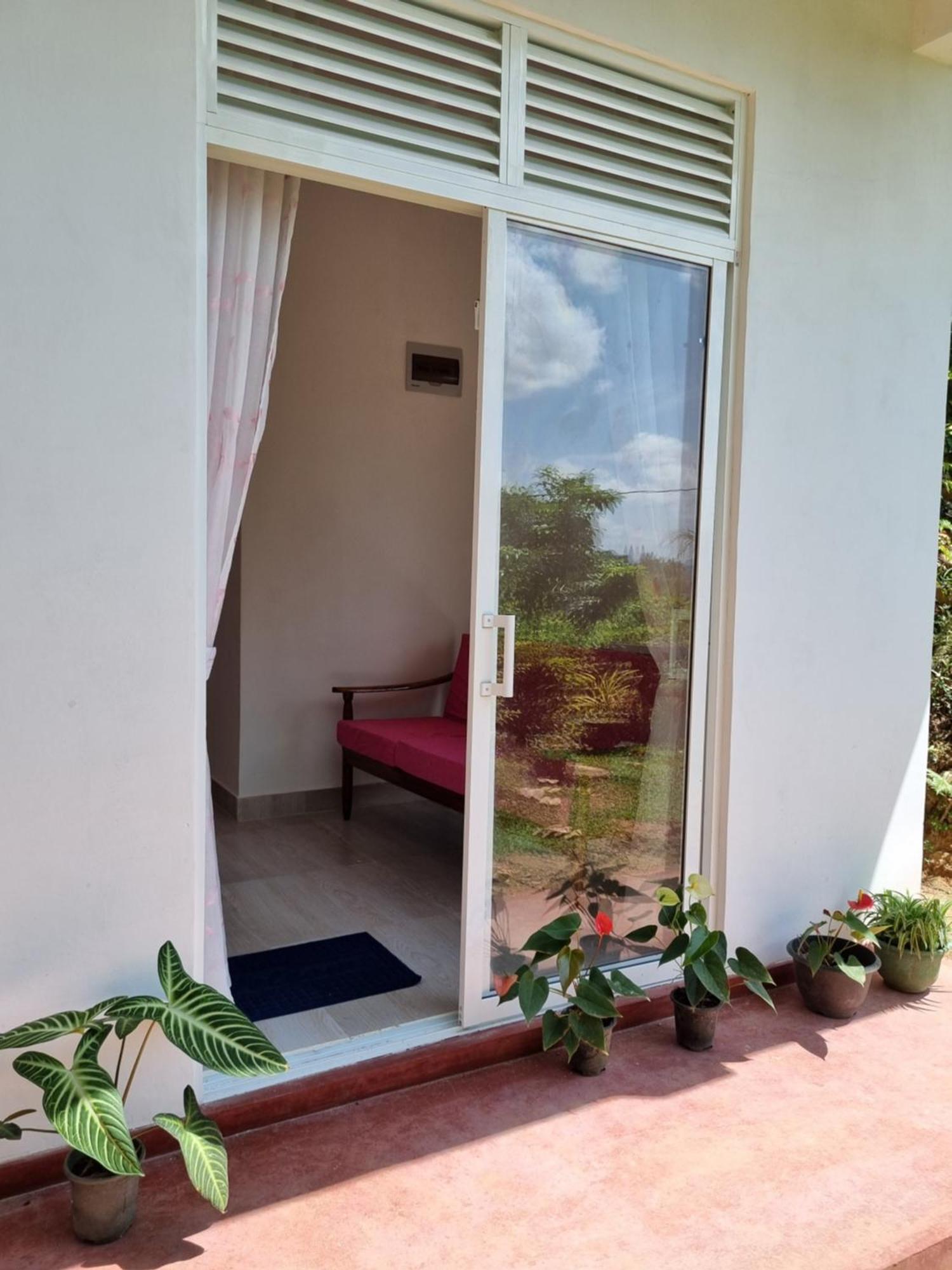 Squirrel'S Nest Hotel Kandy Exterior photo