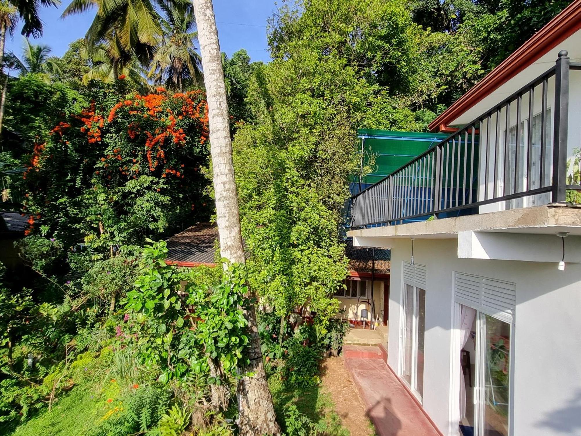Squirrel'S Nest Hotel Kandy Exterior photo